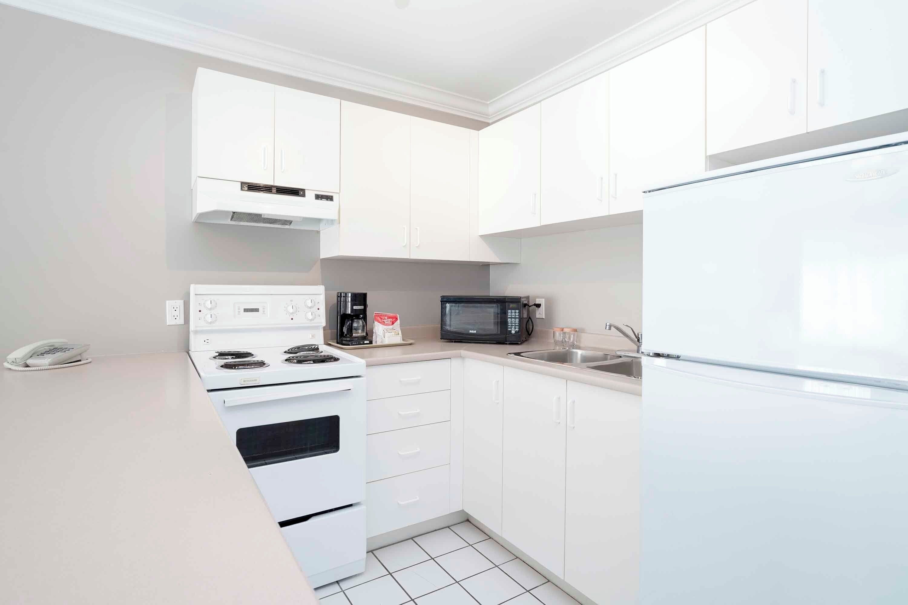 studio suite, 2 queen beds, kitchen | private kitchen | coffee/tea maker