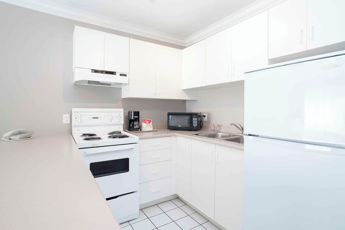 studio suite, 2 queen beds, kitchen | private kitchen | coffee/tea maker