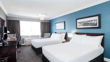 Studio suite, 2 tweepersoonsbedden, keuken | Een bureau, een laptopwerkplek, verduisterende gordijnen