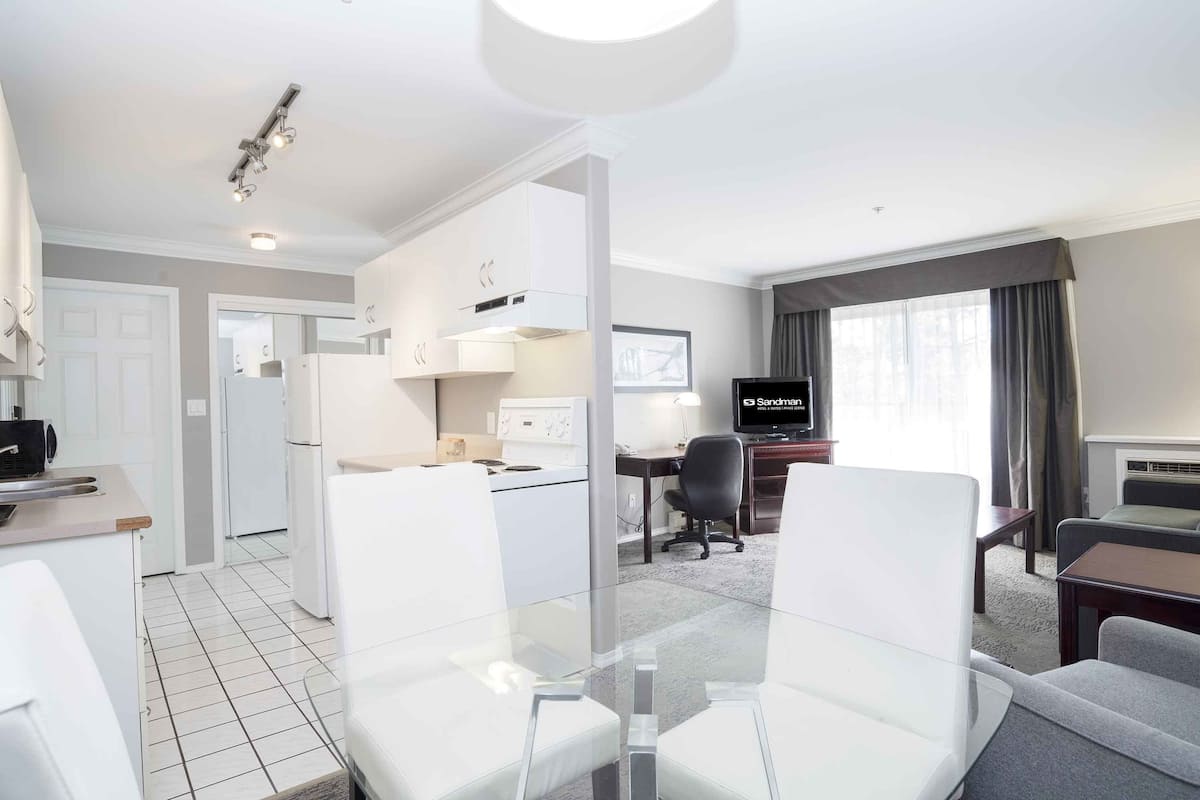 suite, 1 king bed with sofa bed | in-room dining