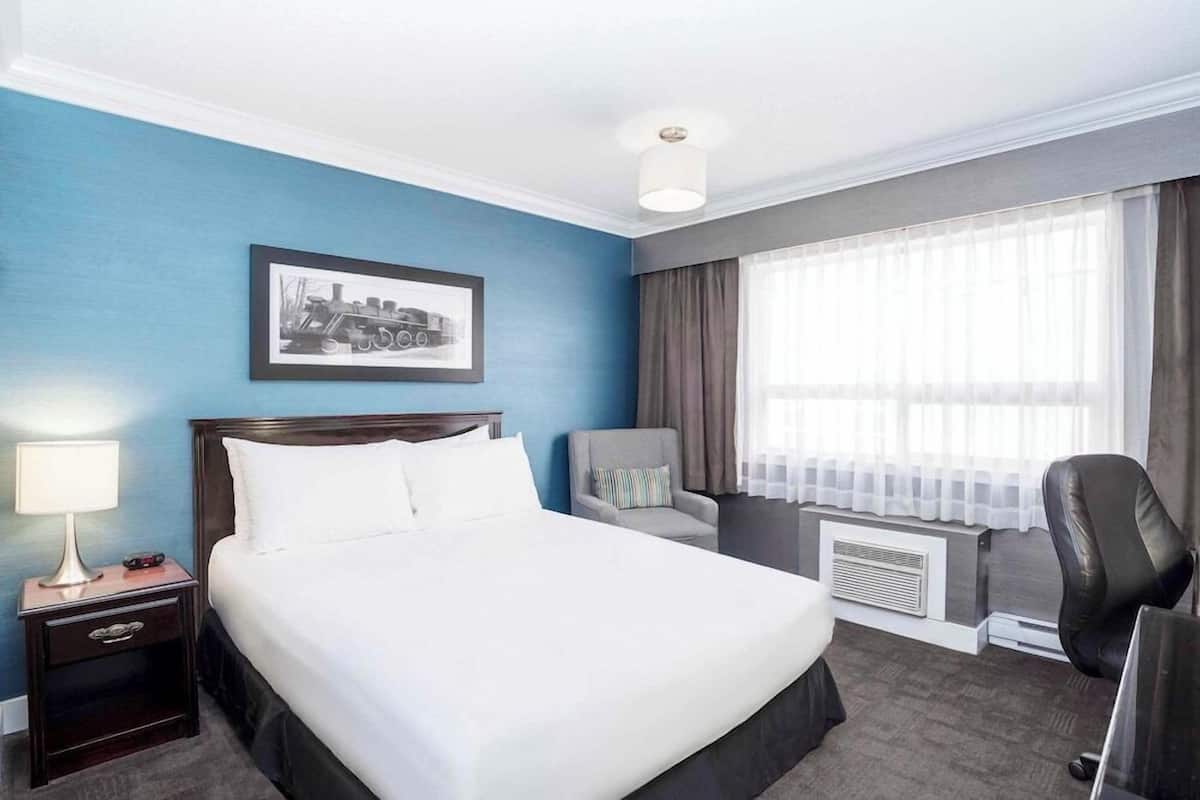 Laptop workspace, blackout drapes, iron/ironing board, free WiFi
