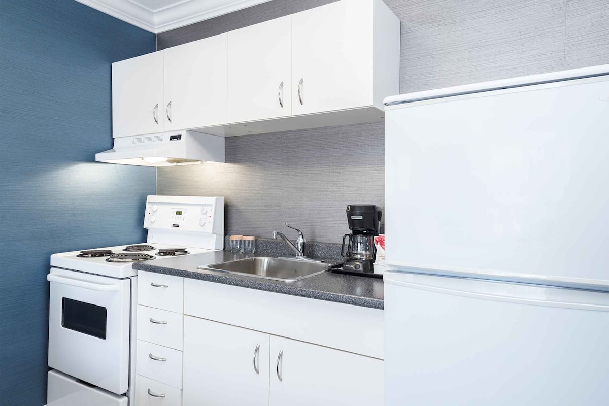 studio suite, 2 double beds, kitchen | private kitchen | coffee/tea maker