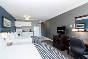 Studio Suite, 2 Double Beds, Kitchen