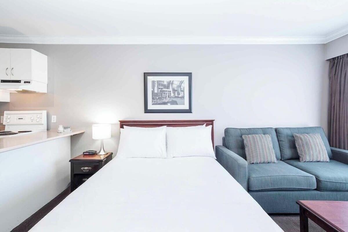 Laptop workspace, blackout drapes, iron/ironing board, free WiFi