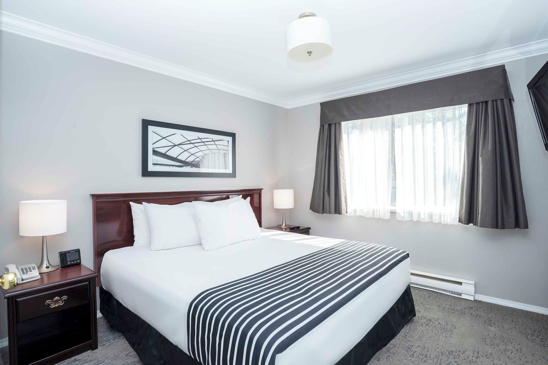 Laptop workspace, blackout drapes, iron/ironing board, free WiFi