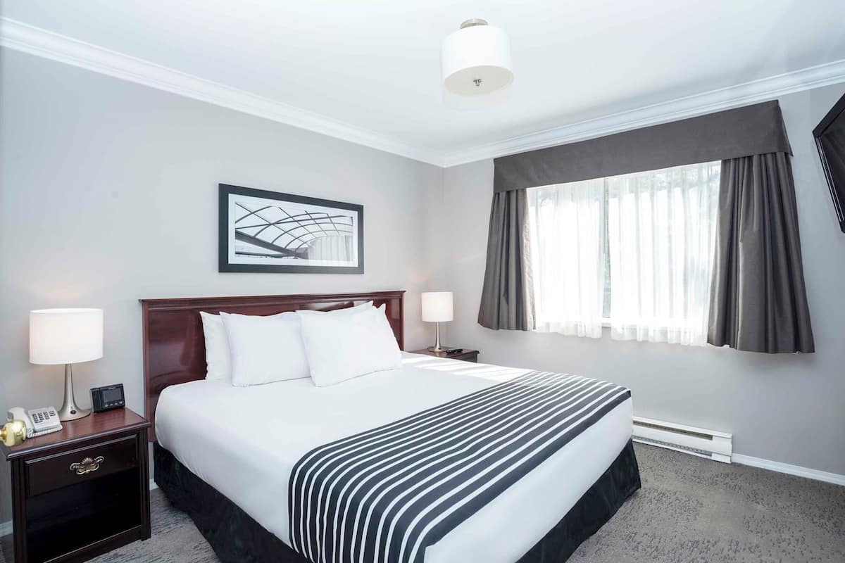 Laptop workspace, blackout drapes, iron/ironing board, free WiFi