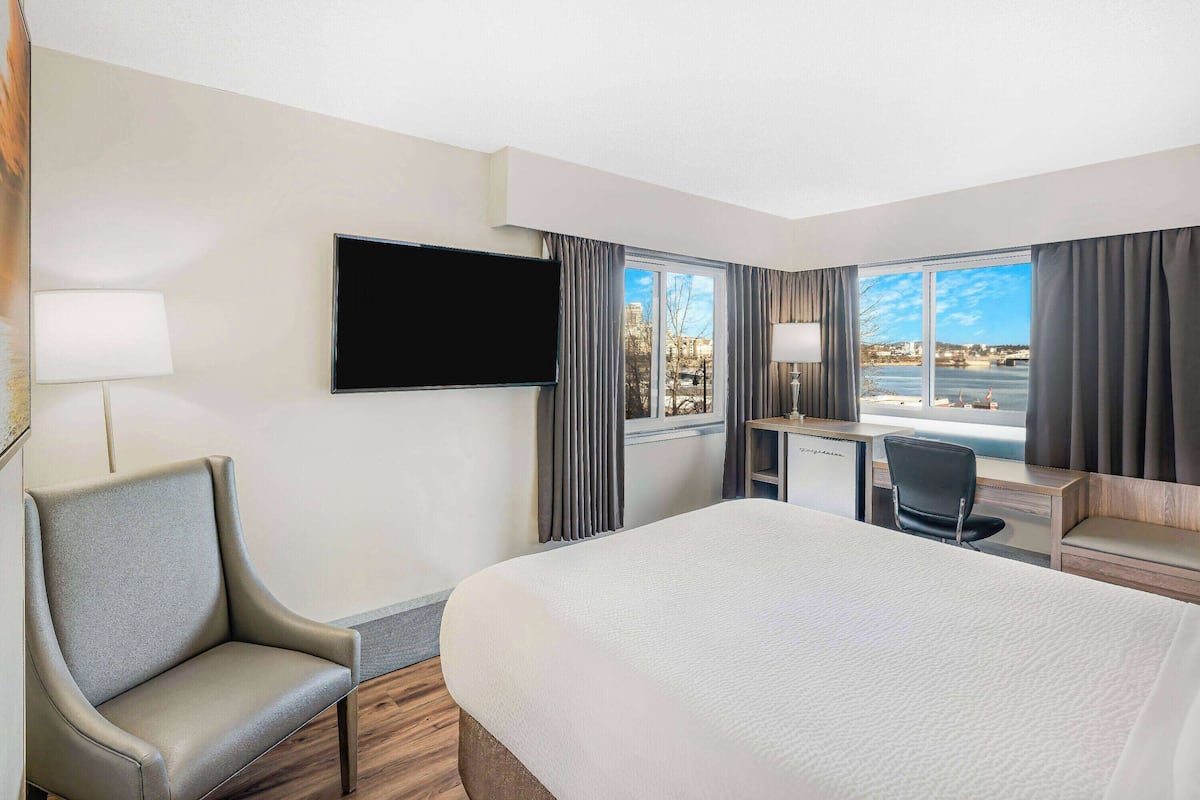 In-room safe, desk, laptop workspace, blackout curtains