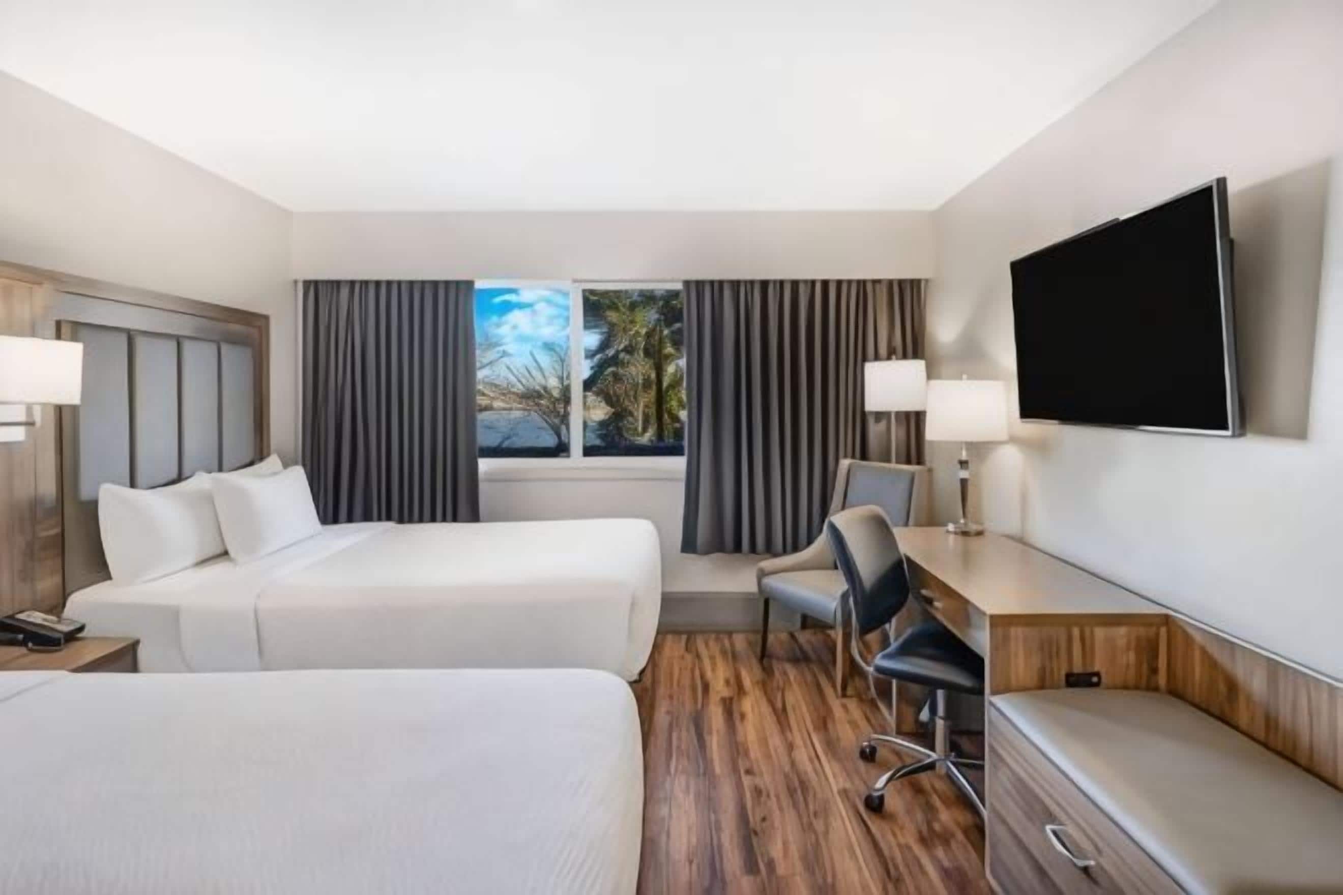 客房内保险箱、办公桌、笔记本电脑工作区、遮光窗帘