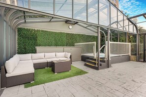 季节性开放的室外游泳池，10:00 至 22:00 开放，日光浴躺椅