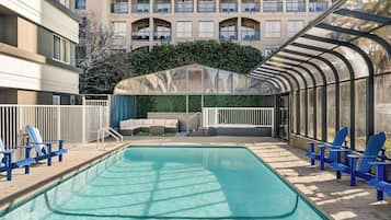 Piscina externa sazonal, funciona das 10h às 22h, espreguiçadeiras