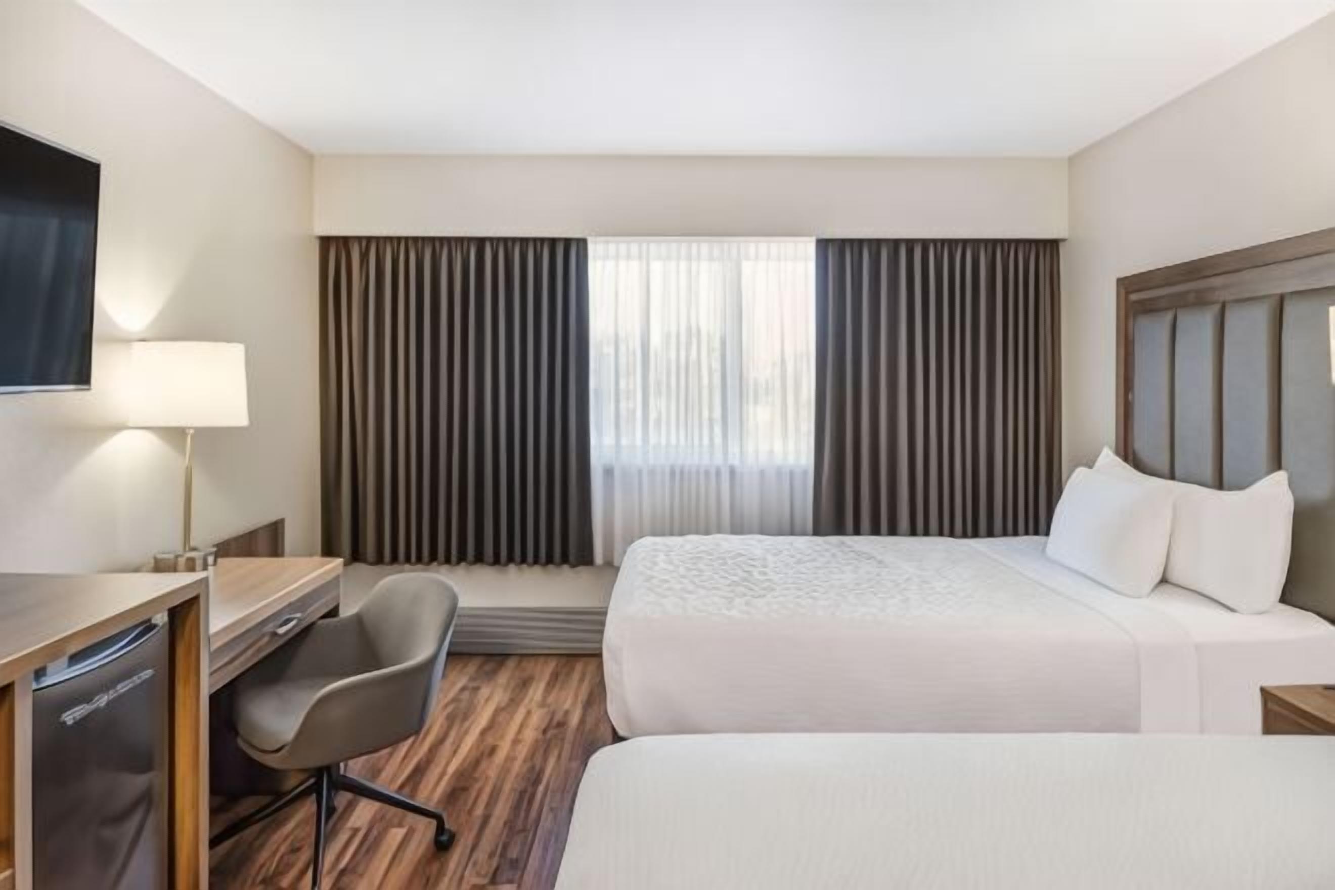 客房内保险箱、办公桌、笔记本电脑工作区、遮光窗帘