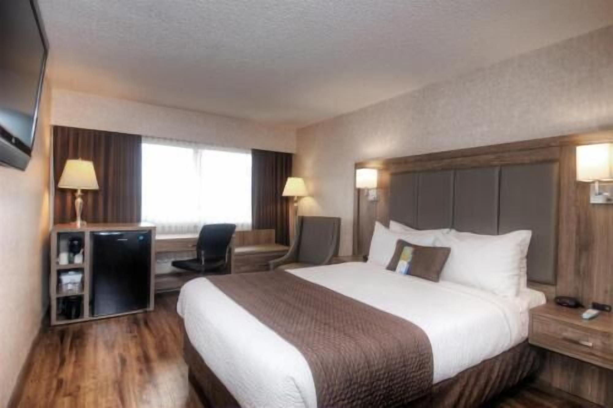 In-room safe, desk, laptop workspace, blackout drapes