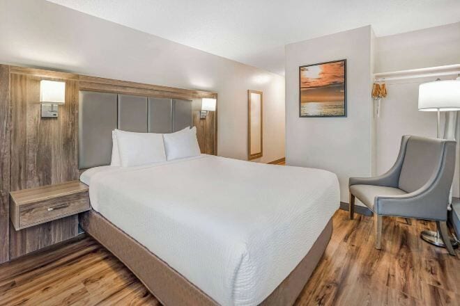 客房内保险箱、办公桌、笔记本电脑工作区、遮光窗帘