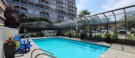 Piscine extérieure (ouverte en saison), chaises longues