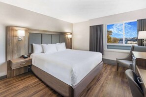 客房内保险箱、办公桌、笔记本电脑工作区、遮光窗帘