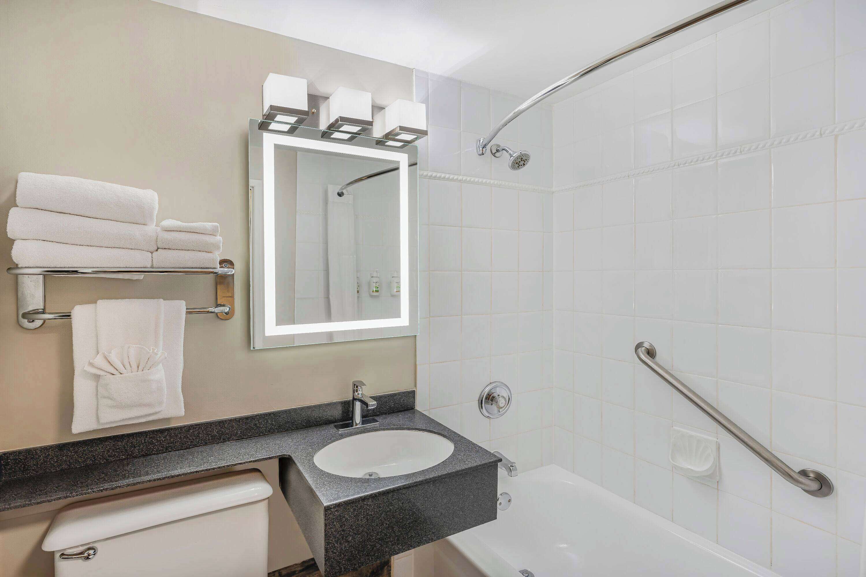 Photo - Days Inn by Wyndham Victoria On The Harbour