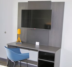 Standard Room, 1 King Bed, Accessible, Non Smoking | Minibar, free WiFi, bed sheets