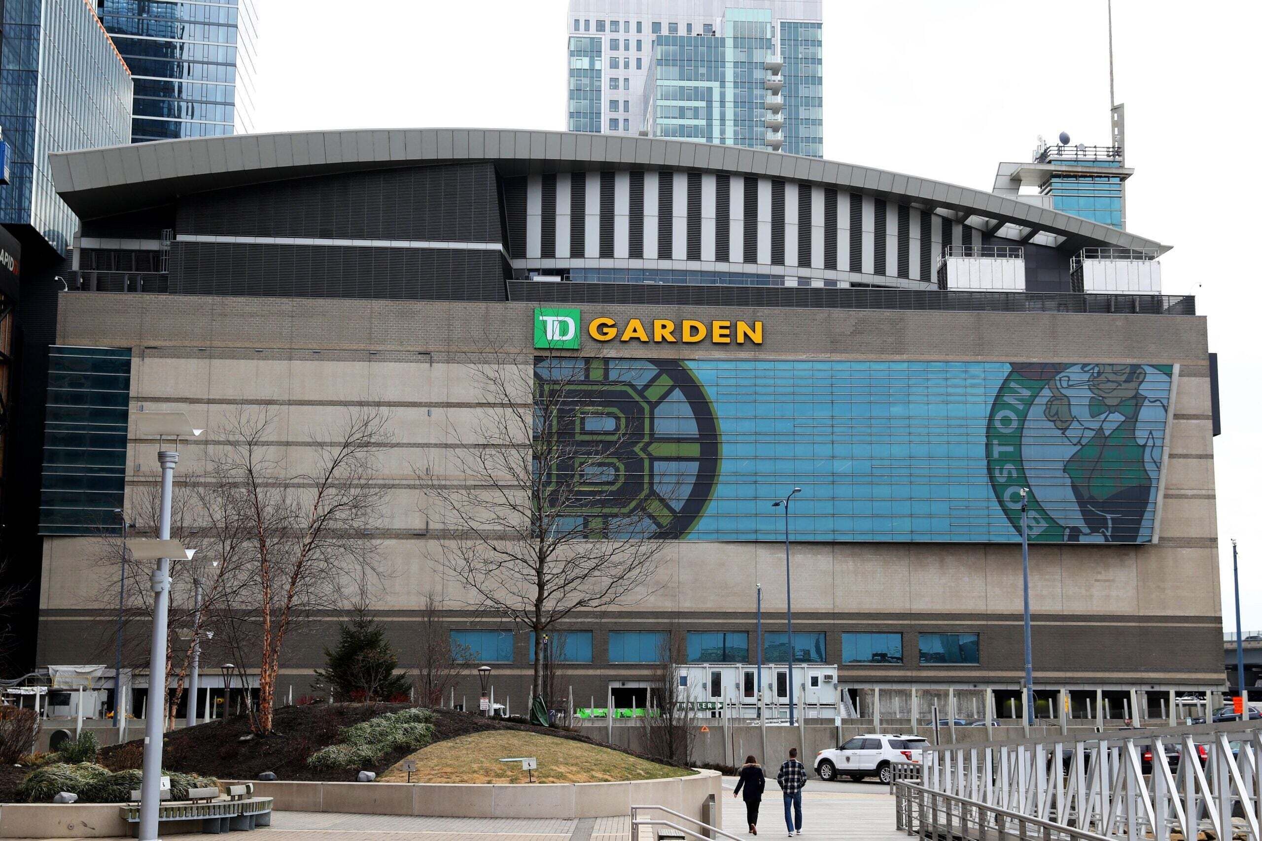 Ein modernes Gebäude mit einer großen Beschilderung mit dem Schriftzug "TD GARDEN".
