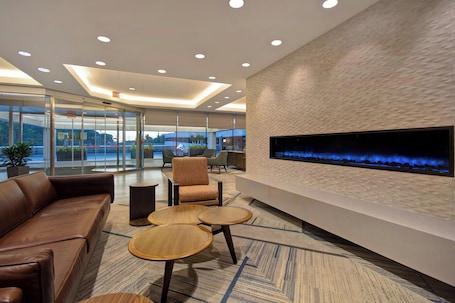 Lobby. Four Points by Sheraton Boston Newton