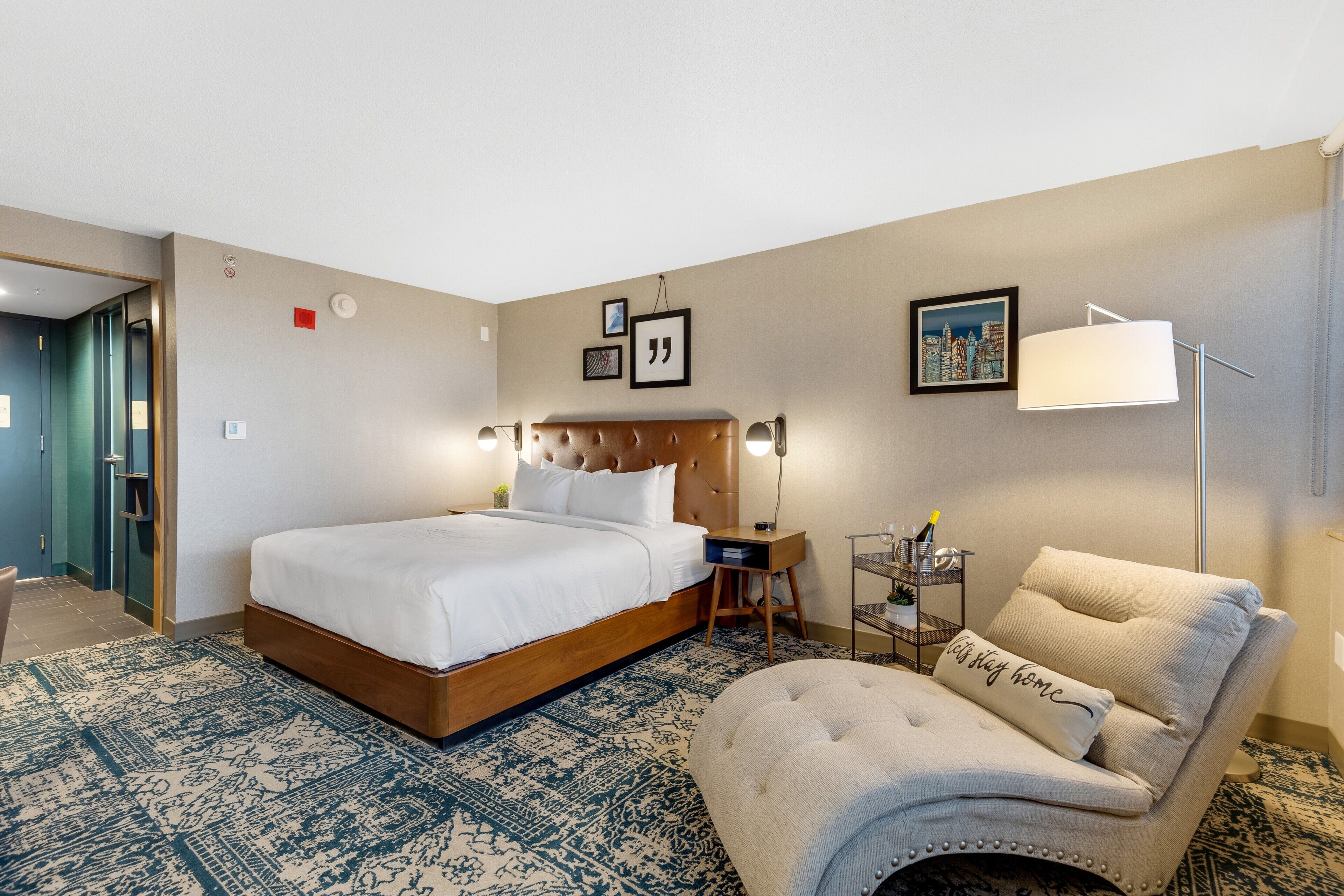 Suite ejecutiva, 1 cama King size y sofá cama | Escritorio, espacio para trabajar con laptop y cortinas blackout 