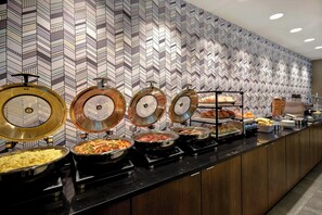 Desayuno de autoservicio diario (USD 18 por persona)