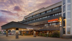 A hotel with a bar and grill named 'Seasons Bar & Grill' and a lounge area. - Best Western Cedar Park Inn (Edmonton)