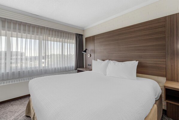 Premium bedding, down comforters, individually decorated, desk - Best Western Cedar Park Inn (Edmonton)