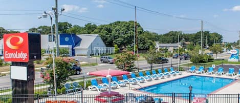 Una piscina al aire libre de temporada