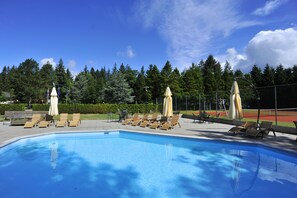 Piscine couverte, piscine extérieure, parasols de plage, chaises longues