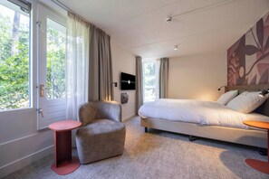 ميني بار ومكتب وتجهيزات عازلة للصوت وواي فاي مجانًا