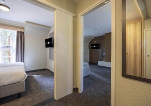 Familiekamer, terras | Badkamer | Een douche, milieuvriendelijke toiletartikelen, een haardroger