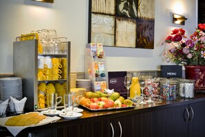 بوفيه فطور يوميًا بتكلفة قدرها (17.50 EUR للشخص)