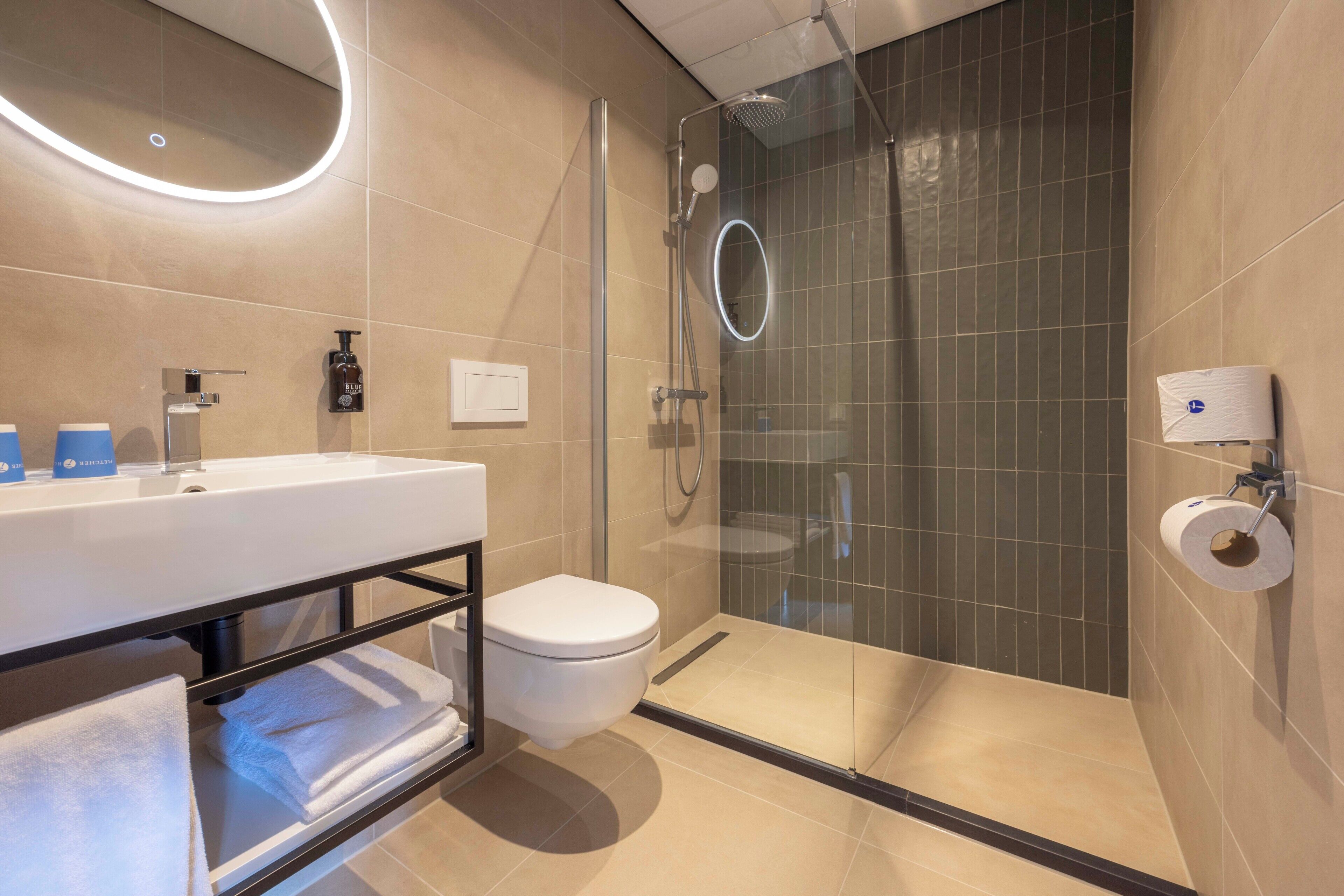 Comfort Plus (Shower) | Badkamer | Een douche, milieuvriendelijke toiletartikelen, een haardroger