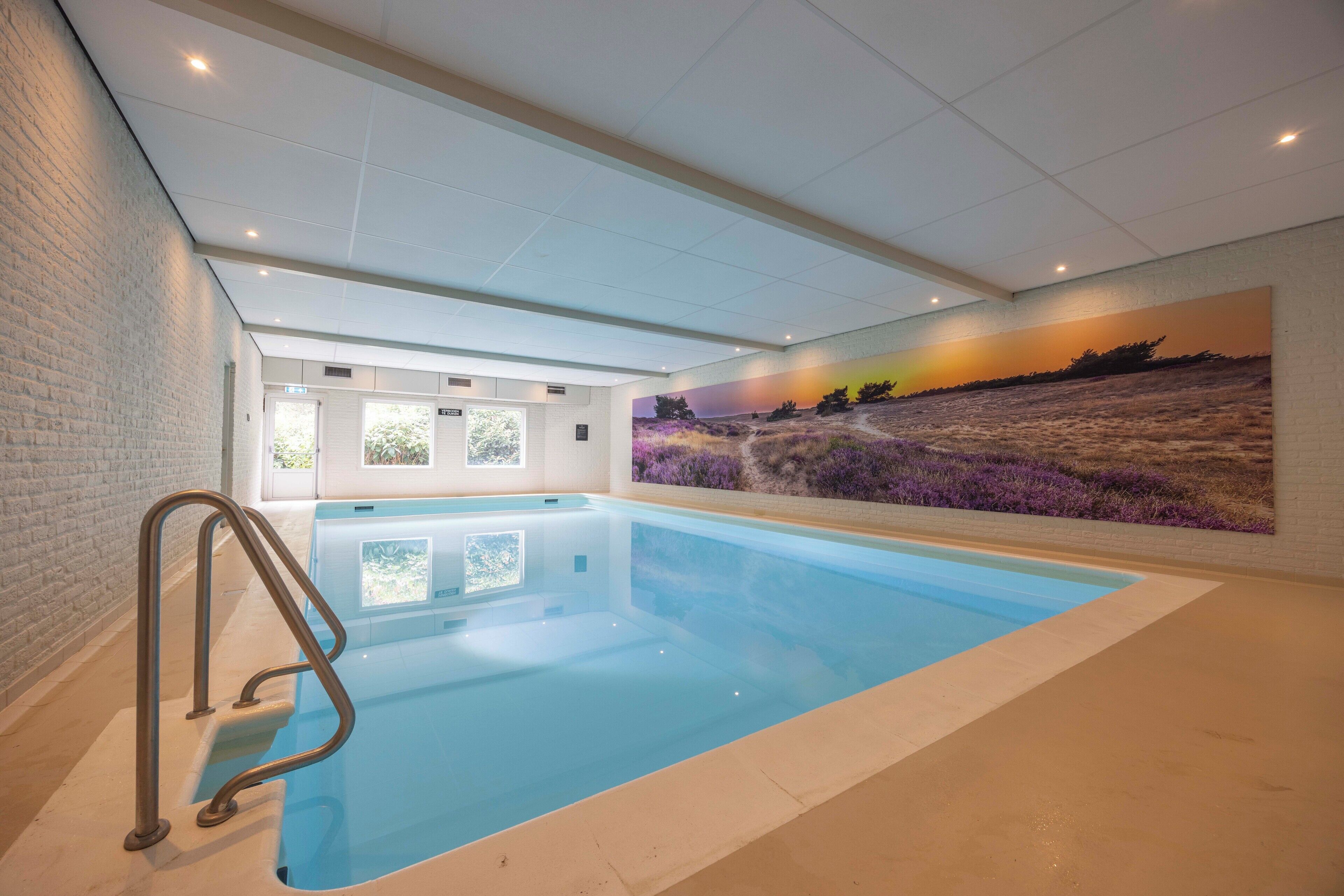 Una piscina cubierta (de 07:00 a 23:00), sombrillas, tumbonas