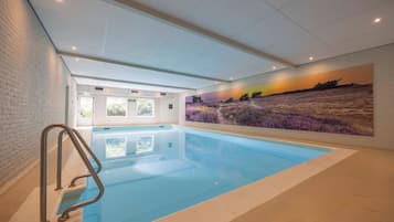 Una piscina cubierta (de 07:00 a 23:00), sombrillas, tumbonas