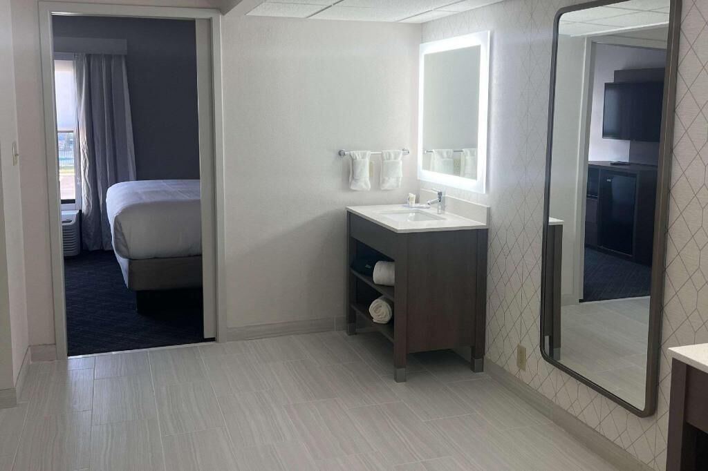 Escritorio, tabla de planchar con plancha y wifi gratis 