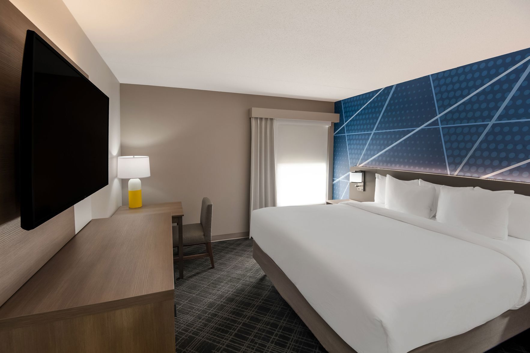 Escritorio, tabla de planchar con plancha y wifi gratis 