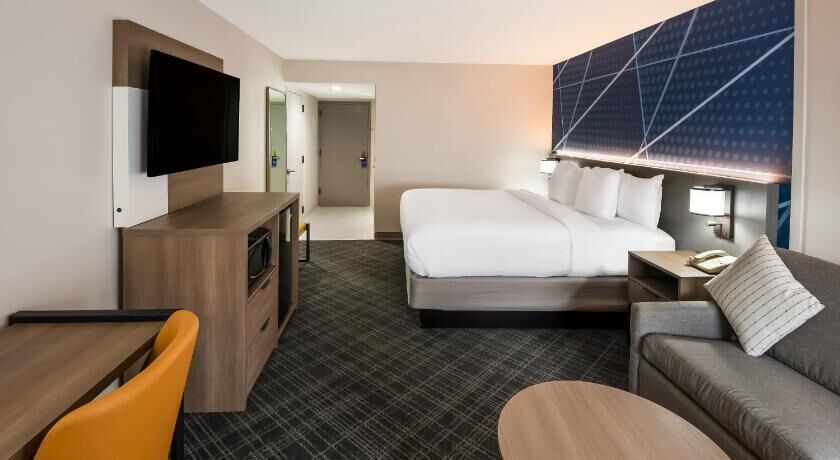 Escritorio, tabla de planchar con plancha y wifi gratis 