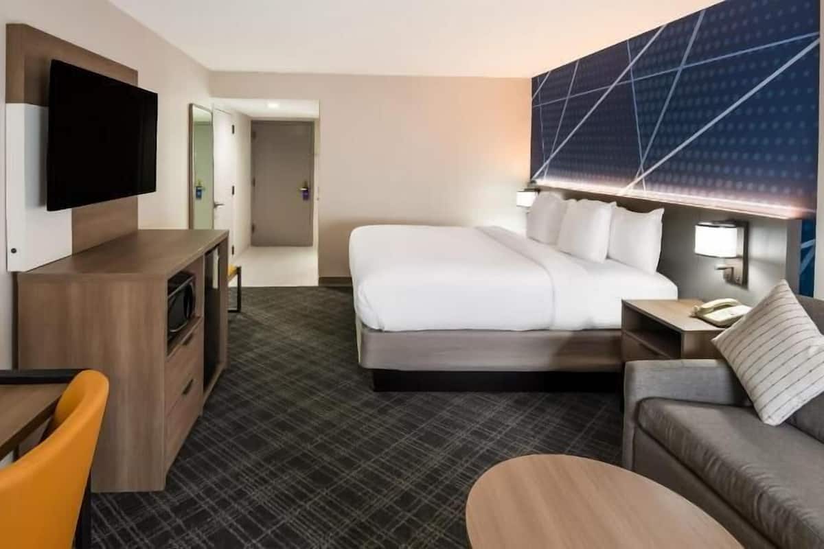 Escritorio, tabla de planchar con plancha y wifi gratis