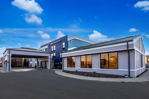 Situated on a street corner, Comfort Inn & Suites offers a modern hotel experience with a flat roof and large windows.