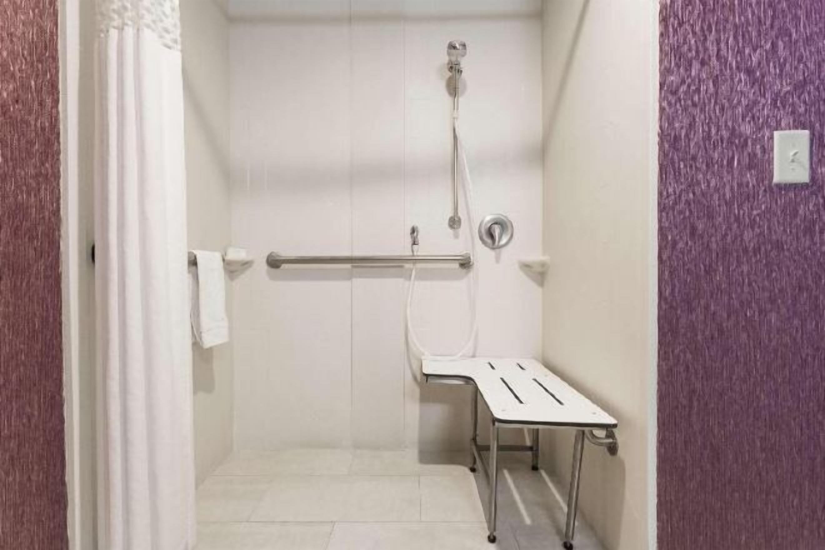 Kamar mandi | Perlengkapan mandi gratis, pengering rambut, handuk, dan sabun