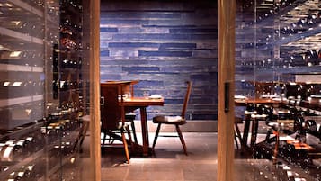 Breakfast, lunch, dinner served; American cuisine, alfresco dining