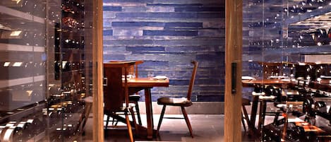Breakfast, lunch, dinner served; American cuisine, al fresco dining