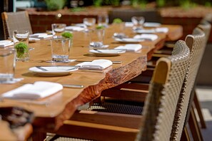 Se sirven desayunos, comidas y cocina americana con mesas al aire libre