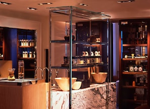 Breakfast, lunch, dinner served; American cuisine, alfresco dining