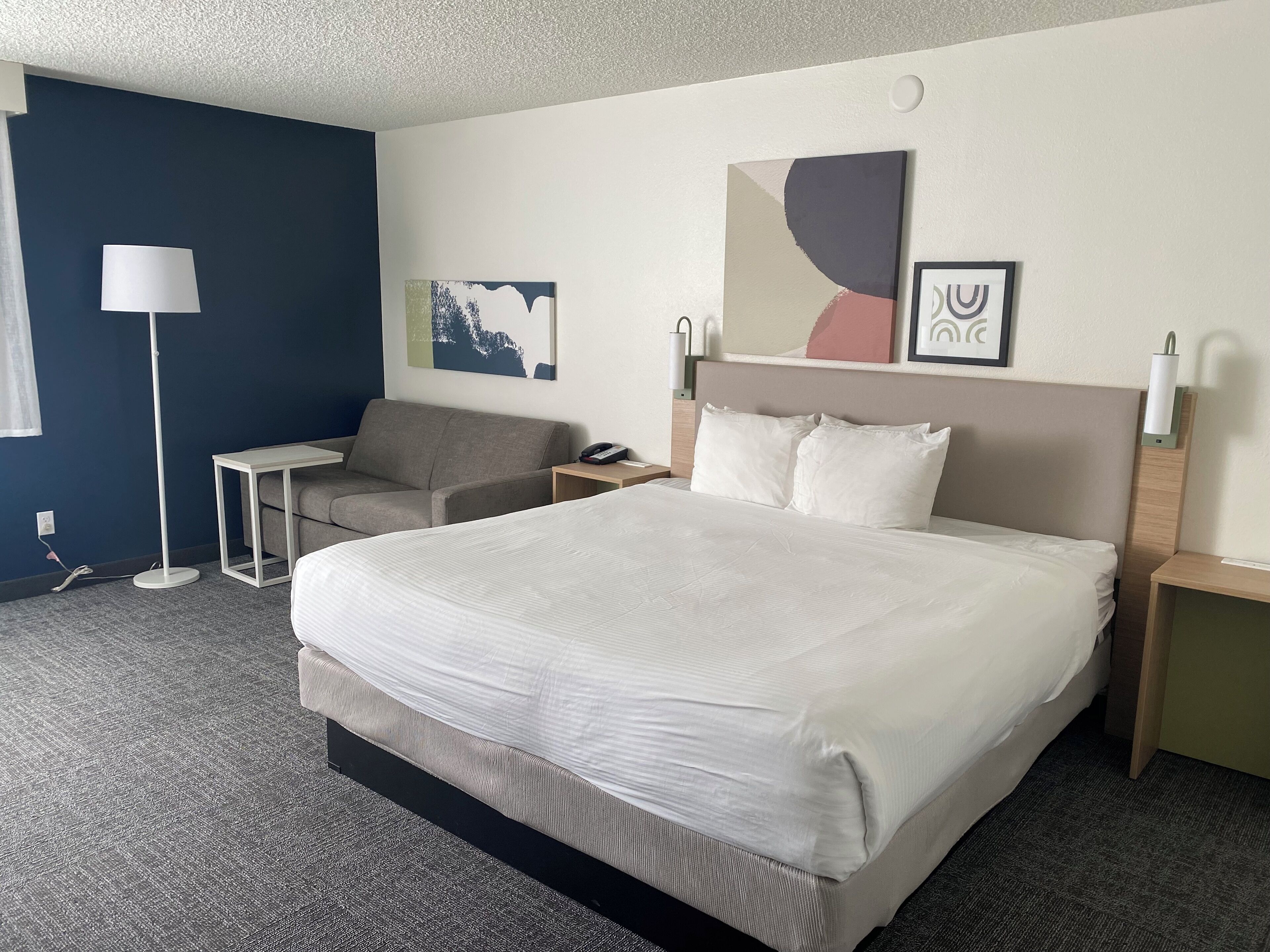 Allergivenligt sengetøj, dundyner, skrivebord, mørklægningsgardiner