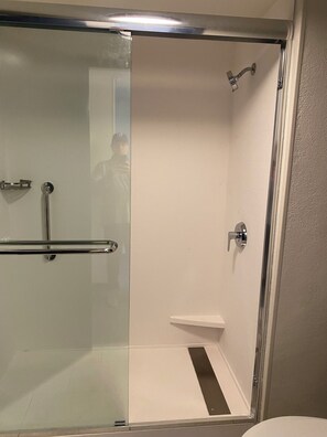 Een bad/douchecombinatie, gratis toiletartikelen, een haardroger