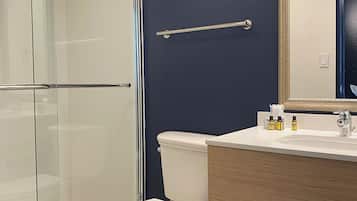 Kombinasi shower/bathtub dan perlengkapan mandi gratis