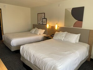 Deluxe kamer, 2 queensize bedden, niet-roken | Hypoallergeen beddengoed, donsdekens, een bureau
