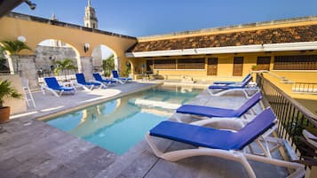 Piscina externa, funciona das 7h às 20h, guarda-sóis, espreguiçadeiras